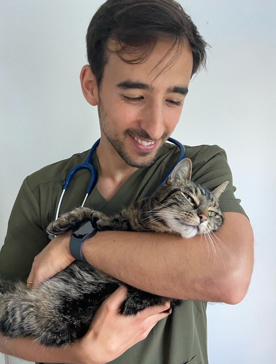 Leonardo Leiras MRCVS holding a cat